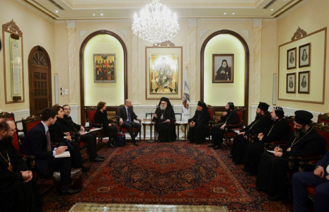 Le ministre français des Affaires étrangères Jean-Noël Barrot rencontre le patriarche grec orthodoxe d'Antioche