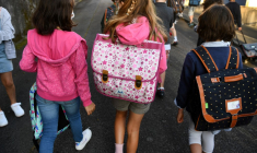 L'allocation de rentrée scolaire est versée mercredi 16 août aux familles.  ( AFP / FRED TANNEAU )