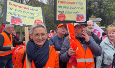 Des manifestants participent à une manifestation contre la loi sur les retraites