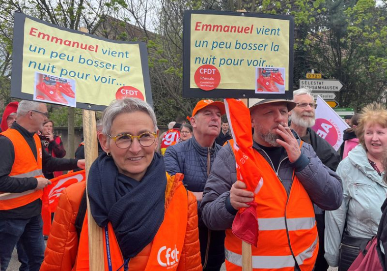 Des manifestants participent à une manifestation contre la loi sur les retraites