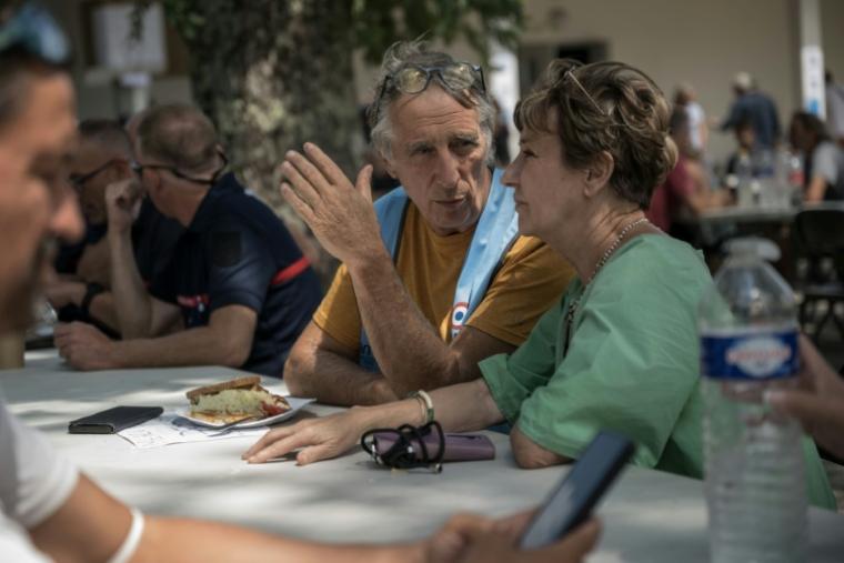 Le maire de la commune de Le Porge, Martial Zaninetti (C) , le 31 juillet 2026 à Le Porge  ( AFP / Ed JONES )