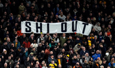 Le président des Wolves se fait remonter les bretelles par ses supporters