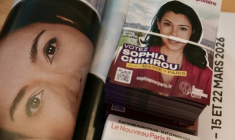 Des affiches et des tracts de la députée Sophia Chikiro, ucandidate LFI à la mairie de Paris, lors du lancement de sa campagne pour les municipales, le 14 novembre 2025 à Paris ( AFP / Thibaud MORITZ )