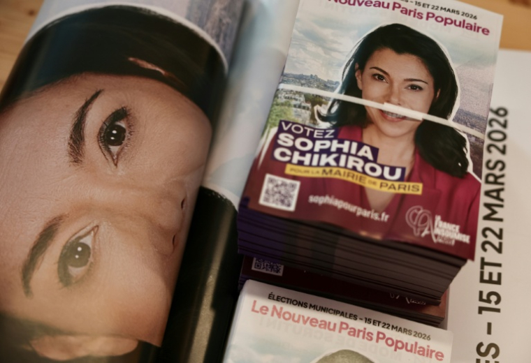 Des affiches et des tracts de la députée Sophia Chikiro, ucandidate LFI à la mairie de Paris, lors du lancement de sa campagne pour les municipales, le 14 novembre 2025 à Paris ( AFP / Thibaud MORITZ )