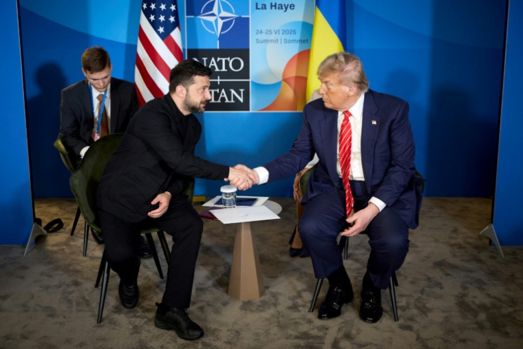 Photo prise et publiée par le service de presse présidentiel ukrainien, le 25 juin 2025, du président ukrainien Volodymyr Zelensky (g) serrant la main du président américain Donald Trump lors de leur rencontre en marge du sommet de l'Otan à La Haye, aux Pays-Bas ( Service de presse de la présidence ukrainienne / Handout )