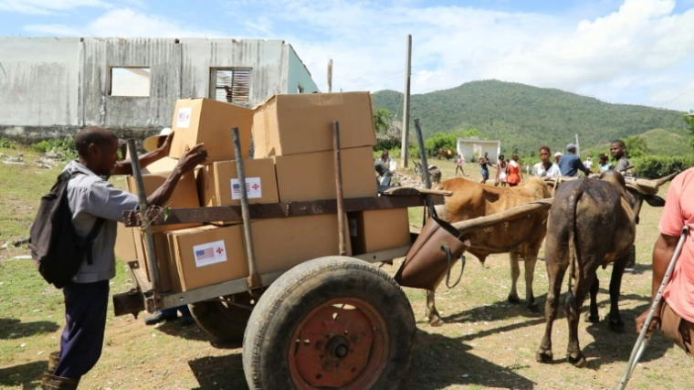 Capture d'écran d'AFPTV montrant des  bénévoles de Caritas distribuant de l'aide humanitaire envoyée des Etats-Unis aux habitants touchés par l'ouragan Melissa en octobre 2025 dans la communauté rurale de Hongolosongo, dans l'est de Cuba, le 13 juin 2026 ( AFP / AFPTV STRINGER )
