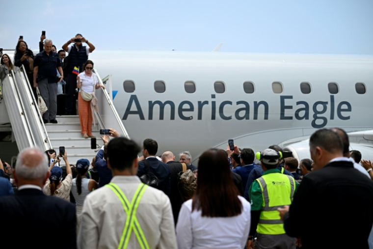 Des passagers descendent d'un avion d'American Eagle, effectuant un vol régional pour American Airlines, pour le premier vol commercial direct entre les Etats-Unis et le Venezuela depuis sept ans, après son atterrissage à l'aéroport international Simon Bolivar de La Guaira, dans l'État de La Guaira, au Venezuela, le 30 avril 2026 ( AFP / Federico PARRA )