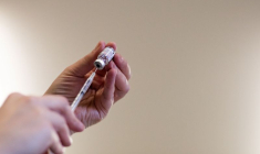 COVID: PREMIÈRE AUTORISATION DU VACCIN CIBLANT LE VARIANT OMICRON EN GRANDE-BRETAGNE