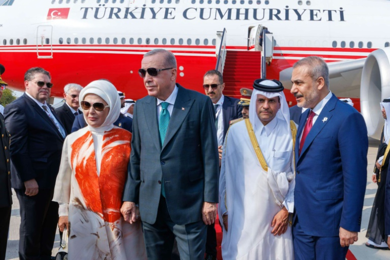 Photo publiée par l'Agence de presse du Qatar (QNA) du vice-Premier ministre et ministre d'État aux Affaires de la défense du Qatar, Cheikh Saud ben Abdulrahman al-Thani (2e d) recevant le président turc Recep Tayyip Erdogan, son épouse Emine Erdogan (g) et le ministre turc des Affaires étrangères Hakan Fidan (d) à leur arrivée à Doha avant un sommet arabo-islamique, le 15 septembre 2025 ( Qatar News Agency / - )