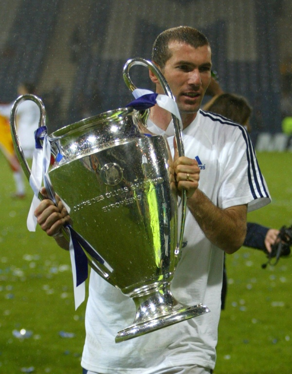 Auteur d'un but en finale face au Bayer Leverkusen, le milieu offensif français Zinédine Zidane a remporté la Ligue des champions avec le club espagnol du Real Madrid, le 15 mai 2002 à Glasgow ( AFP / Adrian DENNIS )