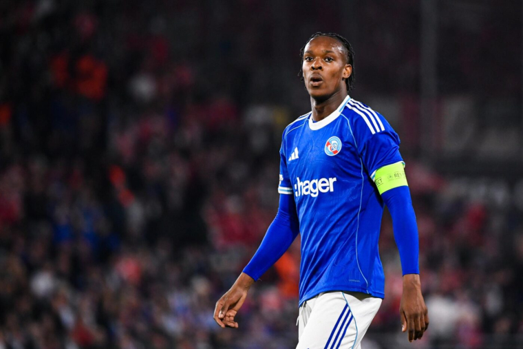 Emmanuel Emegha s'explique avec des supporters de Strasbourg