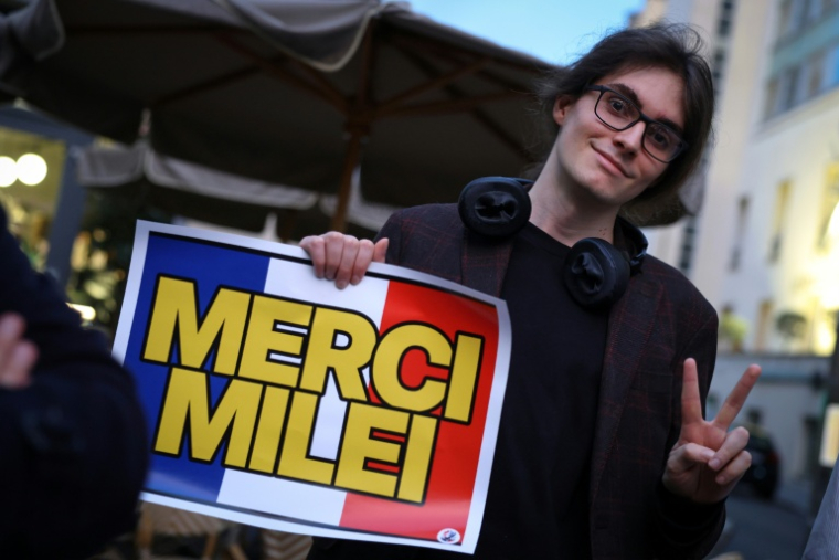 Manifestation de soutien au président argentin Javier Milei à Paris le 30 septembre 2026 ( AFP / Kenzo TRIBOUILLARD )
