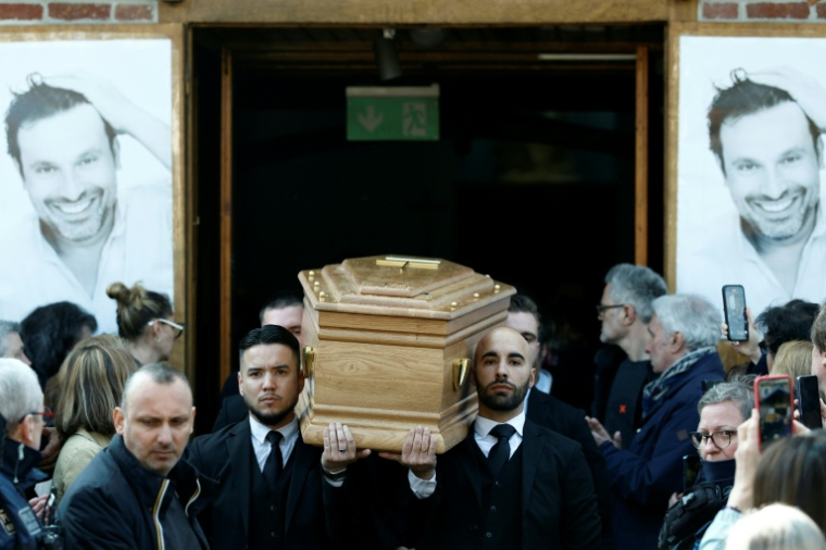 Ultime hommage à l'acteur Bruno Salomone à Joinville-le-Pont, dans le Val-de-Marne,le 23 mars 2026 ( AFP / Kenzo TRIBOUILLARD )