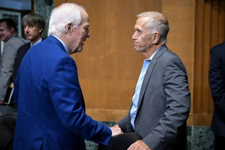 (De gauche à droite) Le sénateur américain John Cornyn, républicain du Texas, s'entretient avec le sénateur Thom Tillis, républicain de Caroline du Nord, lors d'une audition de la commission des finances du Sénat au Capitole, à Washington (D.C.), le 30 juillet 2026 ( AFP / Oliver Contreras )