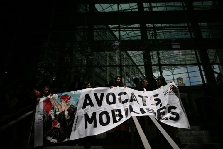 Des avocats rassemblés devant le palais de justice de Toulouse lors d'une journée d'action pour s'opposer au projet de loi SURE, le 29 juin 2026 ( AFP / Lionel BONAVENTURE )