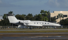 L'avion transportant le sénateur brésilien Flavio Bolsonaro arrive à l’aéroport d’Opa-locka à Miami, le 28 octobre 2026 en Floride ( AFP / Ricardo Arduengo )
