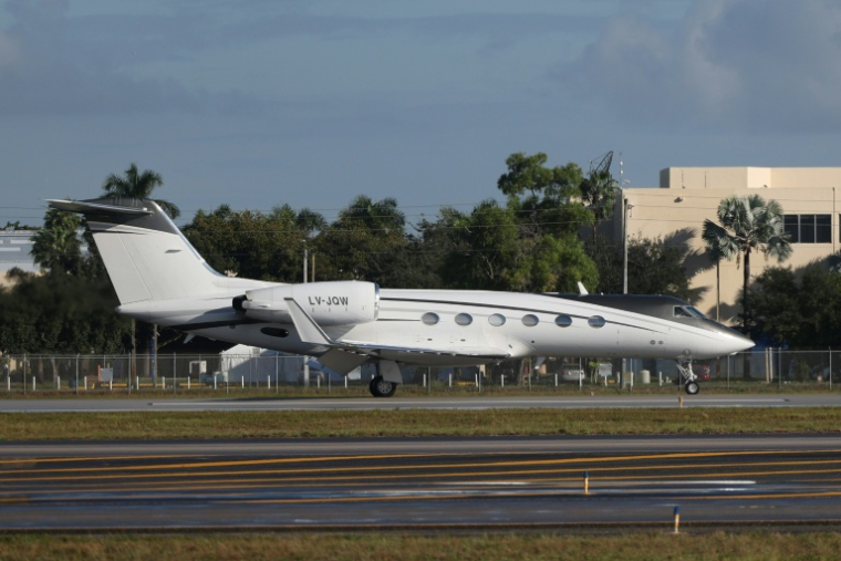 L'avion transportant le sénateur brésilien Flavio Bolsonaro arrive à l’aéroport d’Opa-locka à Miami, le 28 octobre 2026 en Floride ( AFP / Ricardo Arduengo )