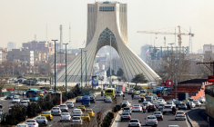 Des véhicules circulent sur une autoroute près de la célèbre Tour Azadi à Téhéran le 23 février 2026 ( AFP / ATTA KENARE )