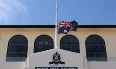 Le drapeau australien en berne près de la plage de Bondi, en Australie, le 18 décembre 2025 ( AFP / DAVID GRAY )