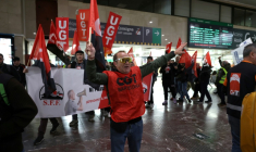 Les membres des syndicats manifestent à la gare Sants de Barcelone, le 9 février 2026, dans le cadre d'une grève nationale organisée par le syndicat des conducteurs de train espagnols pour réclamer des mesures de sécurité ferroviaire à la suite d'accidents mortels à Adamuz et à Gelida ( AFP / Lluis GENE )