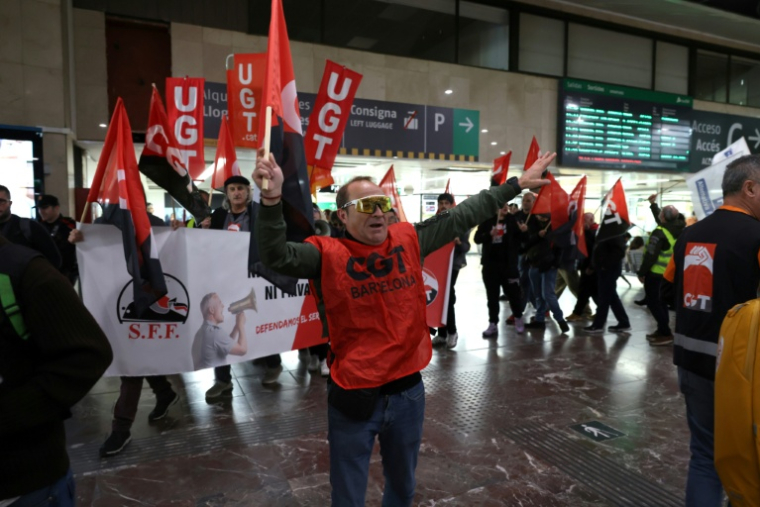 Les membres des syndicats manifestent à la gare Sants de Barcelone, le 9 février 2026, dans le cadre d'une grève nationale organisée par le syndicat des conducteurs de train espagnols pour réclamer des mesures de sécurité ferroviaire à la suite d'accidents mortels à Adamuz et à Gelida ( AFP / Lluis GENE )