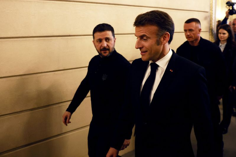 Le président français Emmanuel Macron et le président ukrainien Volodimir Zelensky au palais de l'Élysée à Paris