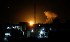 La fumée et les flammes montent lors des frappes aériennes israéliennes à Gaza