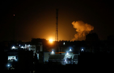 La fumée et les flammes montent lors des frappes aériennes israéliennes à Gaza