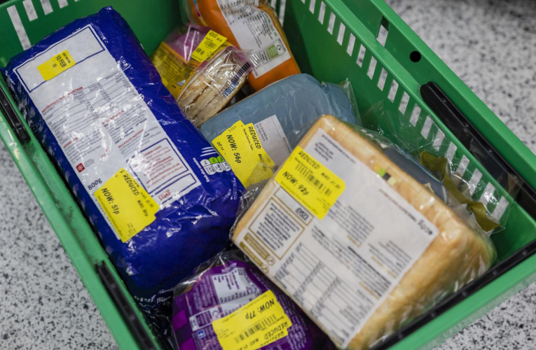 Vous pouvez trouver des produits à date courte dans les rayons spécialisés des supermarchés ou grâce à des applications. ( crédit photo : Getty Images )