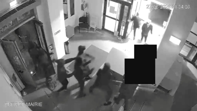 TCapture d'écran d'une vidéo de surveillance de la mairie, partiellement pixélisée avant d'être diffusée par le maire de Fresnes, le 28 mars 2026, montrant des intrus cagoulés pénétrant par effraction dans la mairie de Fresnes dans la nuit du 28 mars 2026 ( CCTV / FRESNES CITY HALL / - )