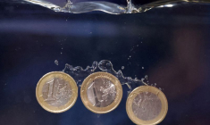 Une illustration montre des pièces d'euros plongeant dans l'eau