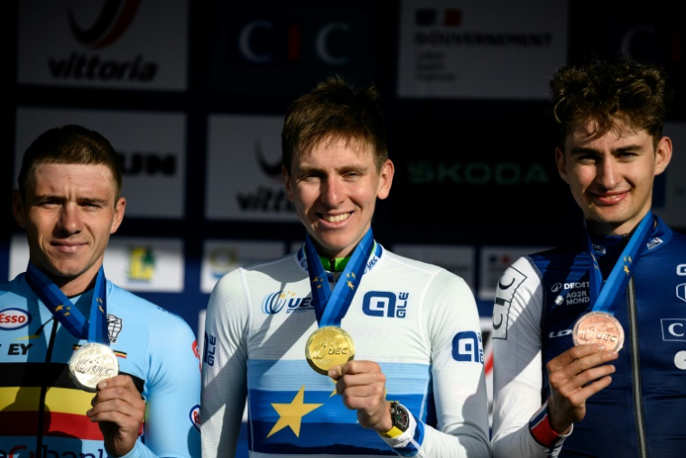 Le podium des championnats d'Europe de cyclisme sur route: le vainqueur Tadej Pogacar entouré de Remco Evenepoel (g) et Paul Seixas, le 5 octobre 2025 à Valence ( AFP / JEFF PACHOUD )