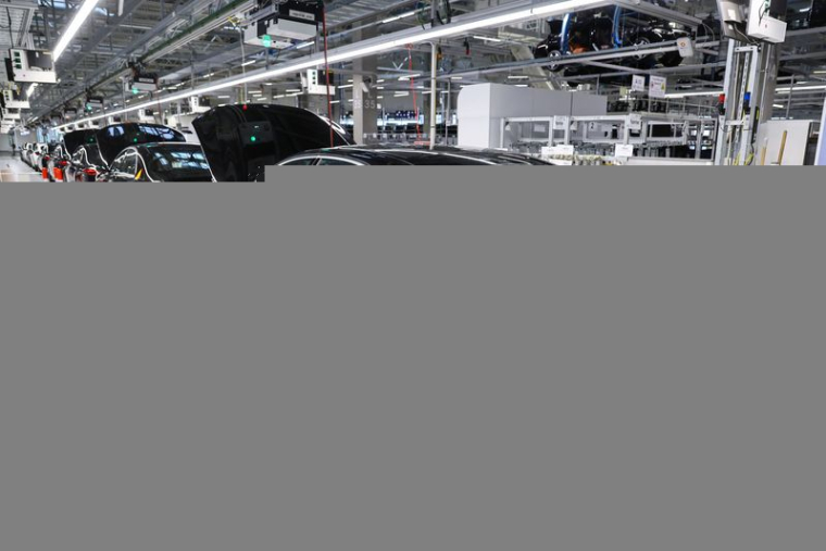 Le chancelier allemand Scholz visite l'usine 56 de Mercedes-Benz à Sindelfingen