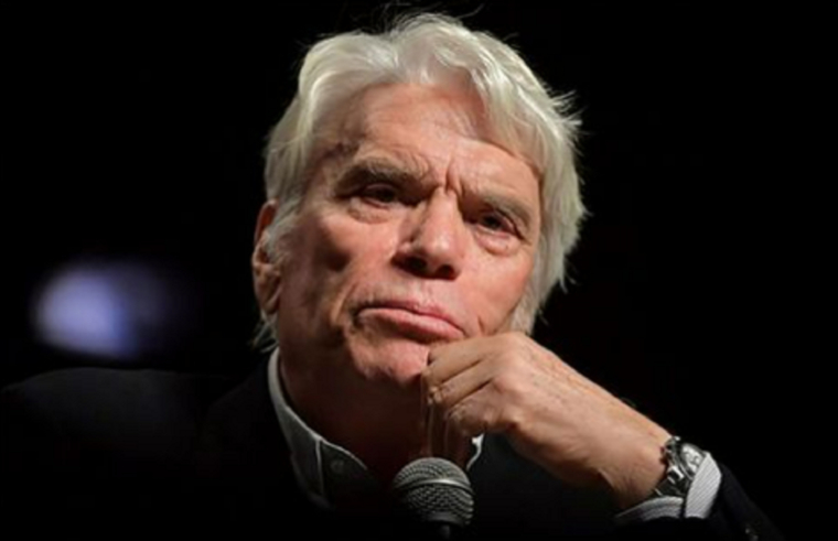 La collection de meubles et d’œuvres d’art a été vendue aux enchères à Paris. crédit photo : Capture d’écran Instagram @mediapart