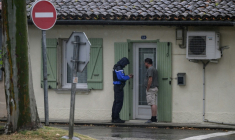 Des gendarmes font du porte-à-porte à Fleurance (Gers), le 4 juin 2026, dans le cadre de l'enquête sur la disparition de Lyhanna ( AFP / Ed JONES )