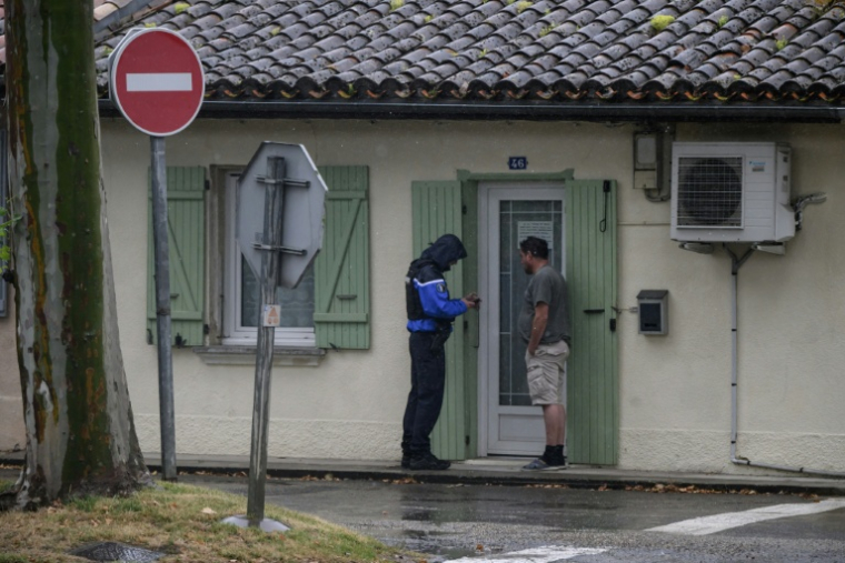 Des gendarmes font du porte-à-porte à Fleurance (Gers), le 4 juin 2026, dans le cadre de l'enquête sur la disparition de Lyhanna ( AFP / Ed JONES )