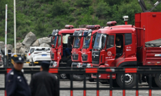 Des chauffeurs attendent dans des véhicules de secours devant la mine de charbon de Liushenyu, où une explosion a tué des dizaines de personnes dans le comté de Qinyuan, dans la province du Shanxi, dans le nord de la Chine, le 24 mai 2026 ( AFP / GREG BAKER )