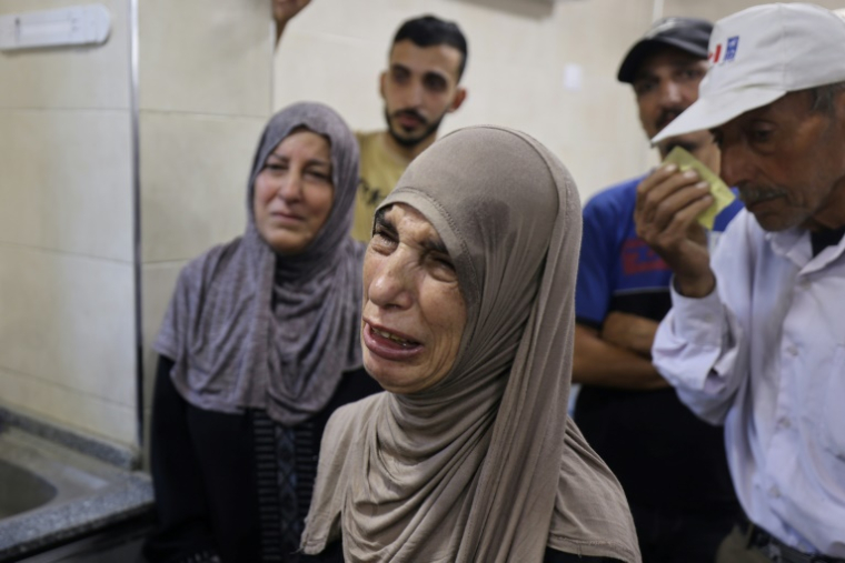 Des Palestiniens à la recherche de proches, après des frappes israéliennes meurtrières, à l'hôpital al-Awda, dans le centre de la bande de Gaza, le 8 juillet 2025 ( AFP / Eyad BABA )