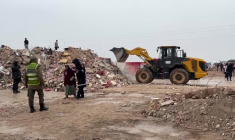 Maroc: une pelleteuse enlève les décombres après l'effondrement de deux immeubles à Fès