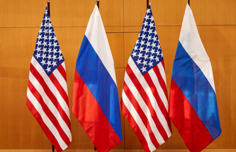 Photo des drapeaux de la Russie et des États-Unis