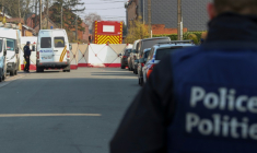 Des policiers sur le site où une voiture a percuté une foule à Strepy-Bracquegnies, en Belgique, le 20 mars 2022 ( BELGA / NICOLAS MAETERLINCK )