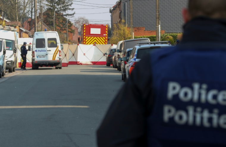 Des policiers sur le site où une voiture a percuté une foule à Strepy-Bracquegnies, en Belgique, le 20 mars 2022 ( BELGA / NICOLAS MAETERLINCK )