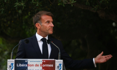 Le président Emmanuel Macron à Bormes-les-Mimosas, dans le Var, le 17 août 2026 ( POOL / Manon Cruz )