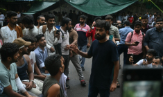 Abhijeet Dipke, fondateur du "parti des cafards", s'entretient le 21 juillet 2026 avec des manifestants blessés lors d'une mobilisation réclamant la démission du ministre indien de l'Education, Dharmendra Pradhan, en raison d'irrégularités présumées dans l'examen NEET, à New Delhi. ( AFP / Arun SANKAR )