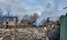 Des sauveteurs travaillent sur un site de maisons privées endommagées par un tir de missile russe à Kyiv