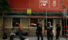 Perquisition au siège du Parti socialiste espagnol (PSOE), à Madrid, le 27 mai 2026 ( AFP / Oscar DEL POZO )