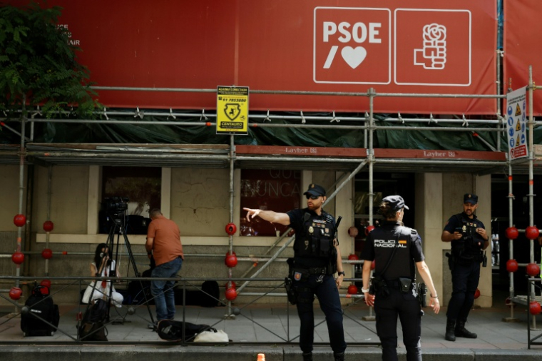 Perquisition au siège du Parti socialiste espagnol (PSOE), à Madrid, le 27 mai 2026 ( AFP / Oscar DEL POZO )