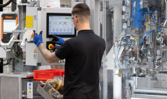 Mercedes présente la technologie de motorisation de ses modèles AMG haut de gamme à son usine de Berlin