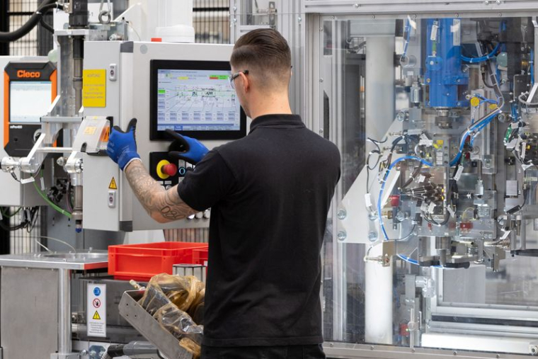 Mercedes présente la technologie de motorisation de ses modèles AMG haut de gamme à son usine de Berlin