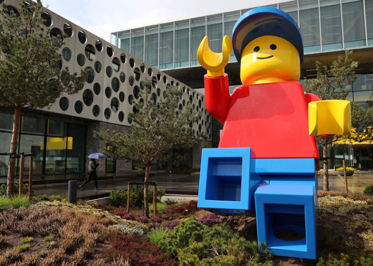Vue d'une figurine Lego à l'extérieur du siège de la société à Billund